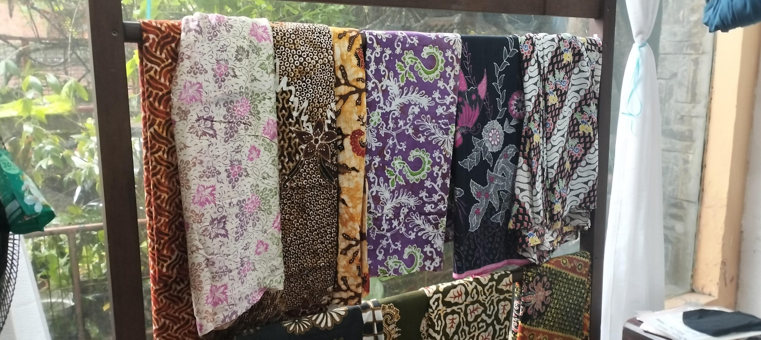 Temukan koleksi batik terbaik di Bali di Lumiga Bali. Batik tradisional dan modern dengan kualitas premium. Belanja batik dengan desain unik dan indah hanya di Lumiga Bali.