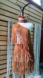 Jelajahi keindahan baju adat Papua wanita dengan desain unik dan berkualitas. Temukan koleksi terbaik hanya di Lumiga Bali. Hubungi kami sekarang!